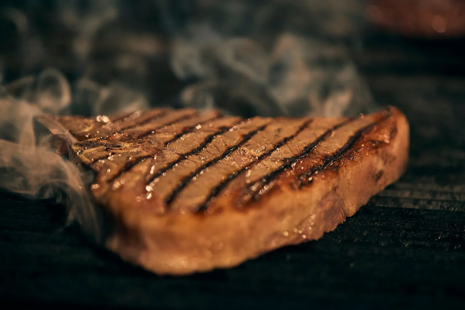 Une pièce de bœuf grillée dans la fumée