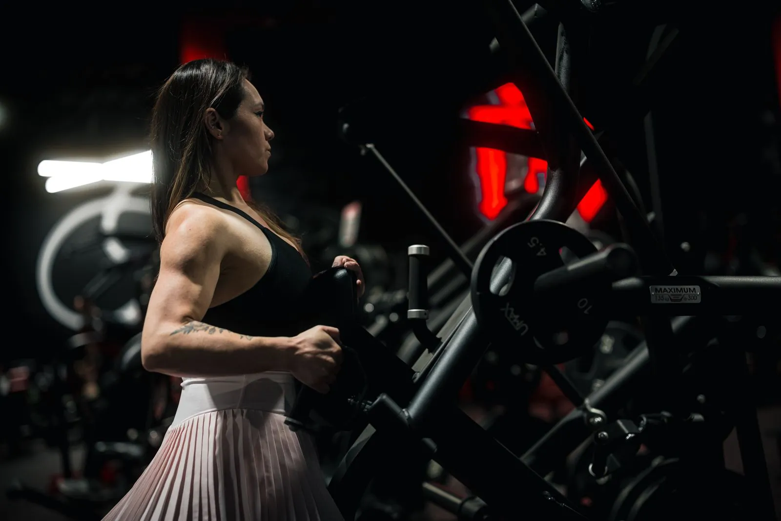 Une sportive en séance de musculation