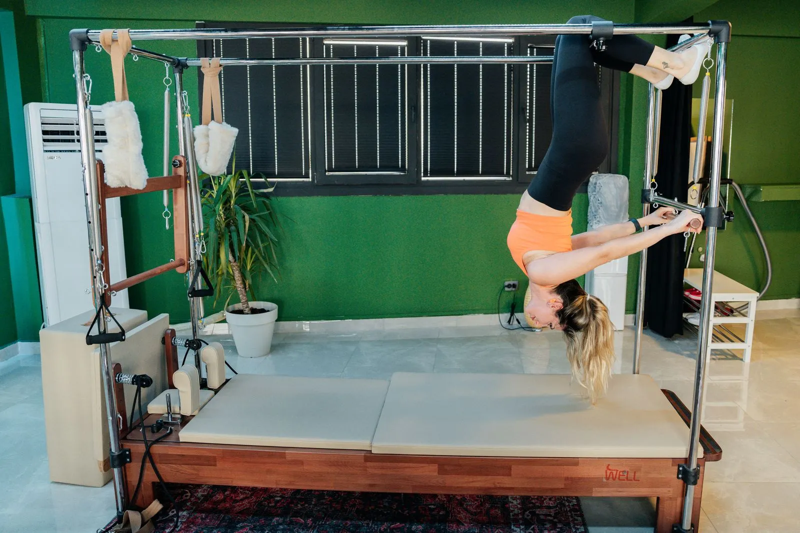 Une femme en exercice sur une machine de Pilates