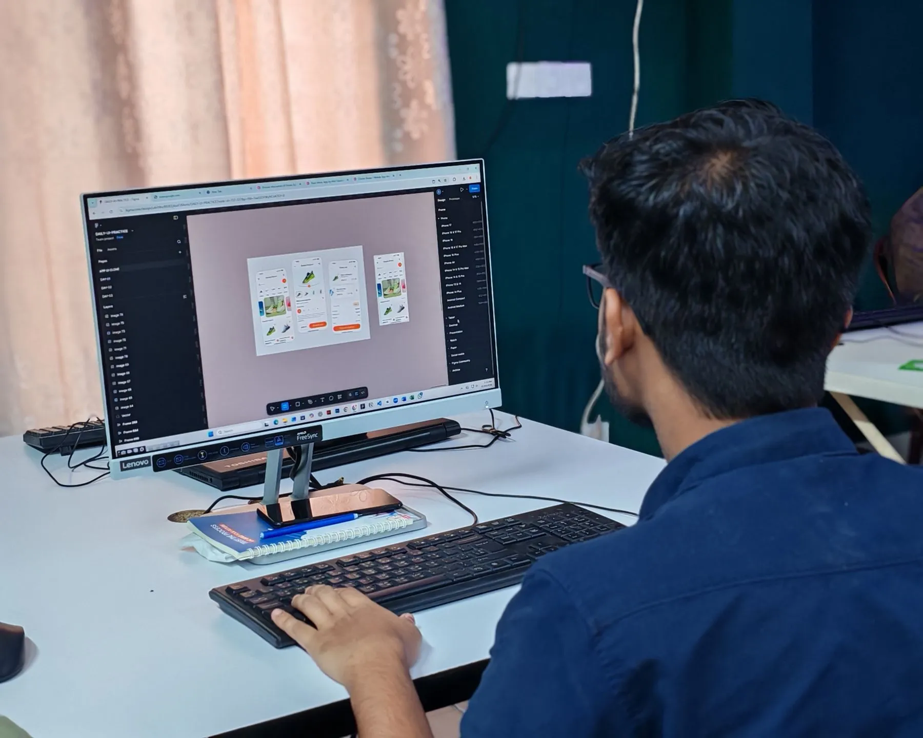 Un designer travaille sur une interface à son poste